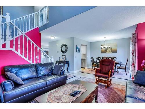 2-468 Woodbine Boulevard Sw, Calgary, AB - Indoor Photo Showing Living Room