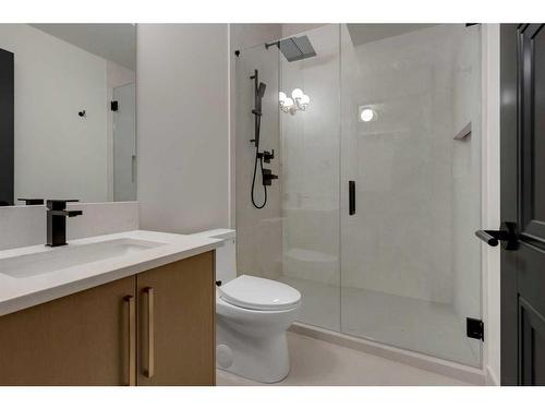 2712 Lougheed Drive Sw, Calgary, AB - Indoor Photo Showing Bathroom