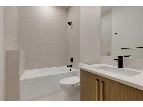 2712 Lougheed Drive Sw, Calgary, AB - Indoor Photo Showing Bathroom