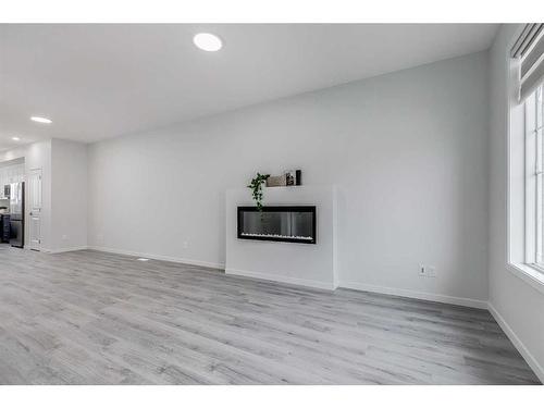 152 Edith Place Nw, Calgary, AB - Indoor Photo Showing Living Room