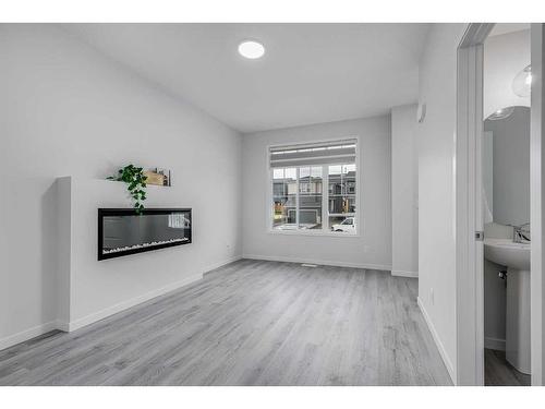 152 Edith Place Nw, Calgary, AB - Indoor Photo Showing Living Room