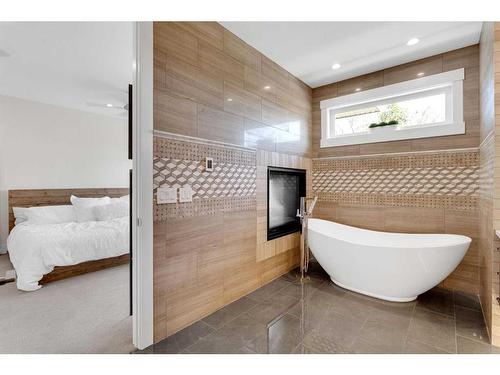 2635 29 Street Sw, Calgary, AB - Indoor Photo Showing Bathroom