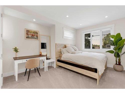 2635 29 Street Sw, Calgary, AB - Indoor Photo Showing Bedroom