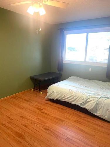 509 40 Street Ne, Calgary, AB - Indoor Photo Showing Bedroom