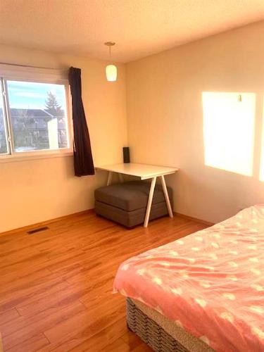 509 40 Street Ne, Calgary, AB - Indoor Photo Showing Bedroom