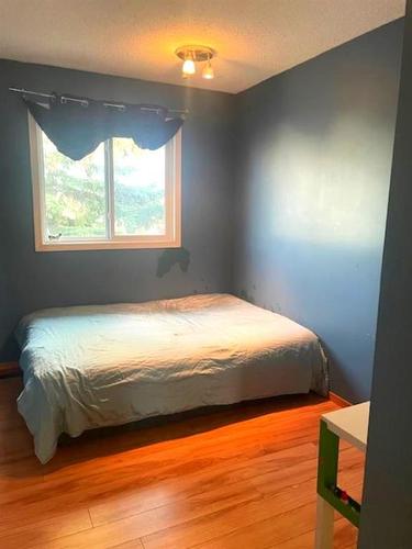 509 40 Street Ne, Calgary, AB - Indoor Photo Showing Bedroom