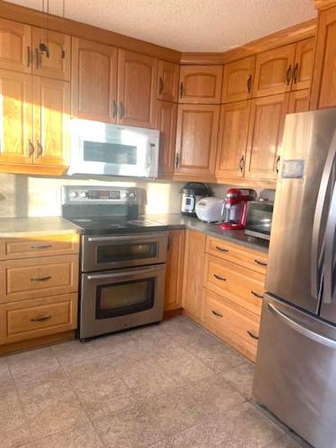 509 40 Street Ne, Calgary, AB - Indoor Photo Showing Kitchen