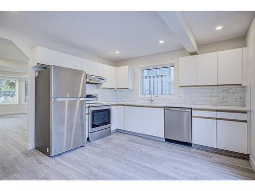 3847 Catalina Boulevard Ne, Calgary, AB - Indoor Photo Showing Kitchen