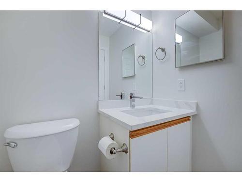 3847 Catalina Boulevard Ne, Calgary, AB - Indoor Photo Showing Bathroom