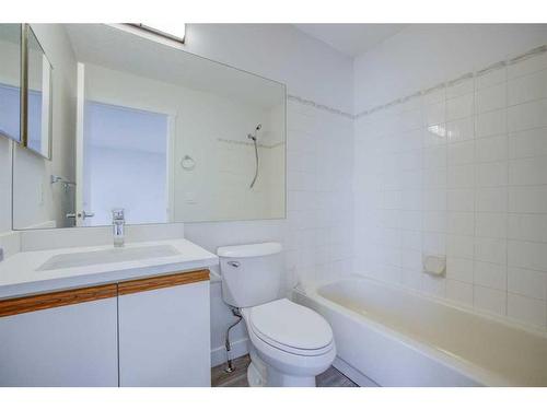 3847 Catalina Boulevard Ne, Calgary, AB - Indoor Photo Showing Bathroom