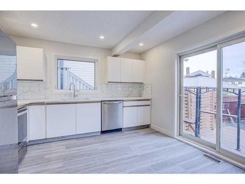 3847 Catalina Boulevard Ne, Calgary, AB - Indoor Photo Showing Kitchen