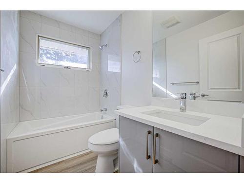 48 Thornlee Crescent Nw, Calgary, AB - Indoor Photo Showing Bathroom