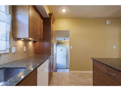 14 Glacier Place Sw, Calgary, AB - Indoor Photo Showing Kitchen