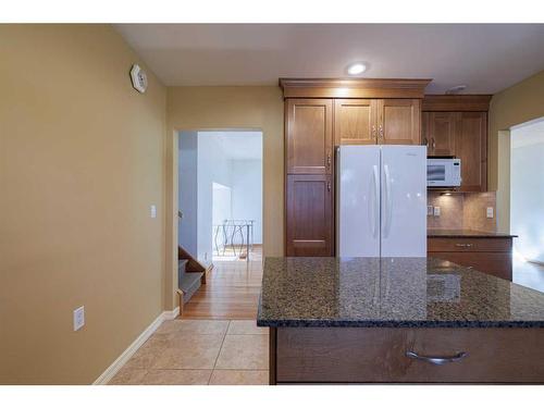 14 Glacier Place Sw, Calgary, AB - Indoor Photo Showing Kitchen