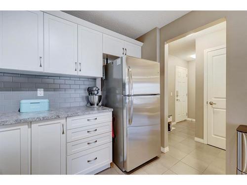 1587 Windstone Road Sw, Airdrie, AB - Indoor Photo Showing Kitchen