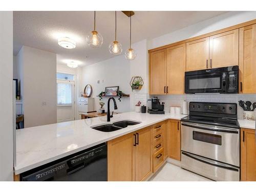 4-2001 34 Avenue Sw, Calgary, AB - Indoor Photo Showing Kitchen With Double Sink