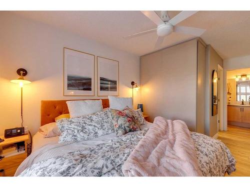 4-2001 34 Avenue Sw, Calgary, AB - Indoor Photo Showing Bedroom