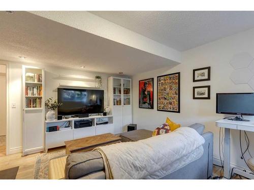 4-2001 34 Avenue Sw, Calgary, AB - Indoor Photo Showing Living Room