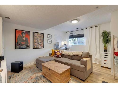 4-2001 34 Avenue Sw, Calgary, AB - Indoor Photo Showing Living Room