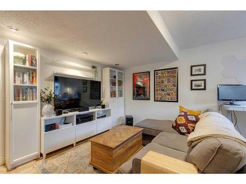 4-2001 34 Avenue Sw, Calgary, AB - Indoor Photo Showing Living Room