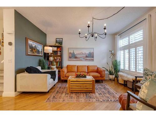 4-2001 34 Avenue Sw, Calgary, AB - Indoor Photo Showing Living Room