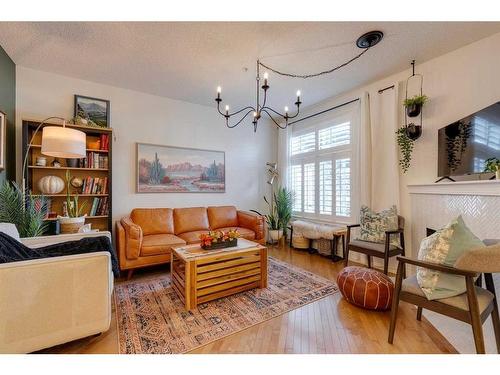 4-2001 34 Avenue Sw, Calgary, AB - Indoor Photo Showing Living Room