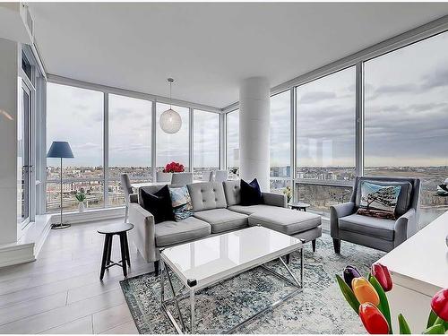 1607-615 6 Avenue Se, Calgary, AB - Indoor Photo Showing Living Room