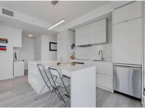 1607-615 6 Avenue Se, Calgary, AB - Indoor Photo Showing Kitchen