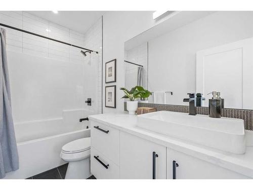 29 Timberline Court Sw, Calgary, AB - Indoor Photo Showing Bathroom