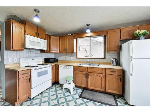 1052 Abbeydale Drive Ne, Calgary, AB - Indoor Photo Showing Kitchen