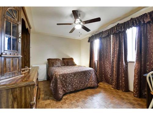 1052 Abbeydale Drive Ne, Calgary, AB - Indoor Photo Showing Bedroom