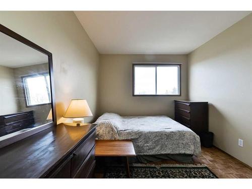 1052 Abbeydale Drive Ne, Calgary, AB - Indoor Photo Showing Bedroom