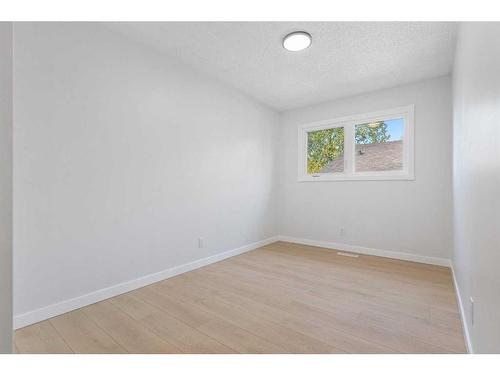 524 Midridge Drive Se, Calgary, AB - Indoor Photo Showing Other Room