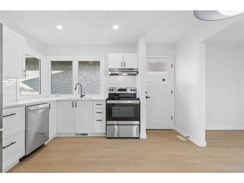 524 Midridge Drive Se, Calgary, AB - Indoor Photo Showing Kitchen