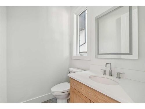 438 28 Avenue Nw, Calgary, AB - Indoor Photo Showing Bathroom