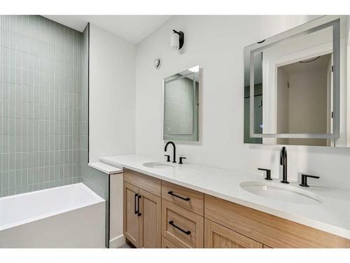 438 28 Avenue Nw, Calgary, AB - Indoor Photo Showing Bathroom