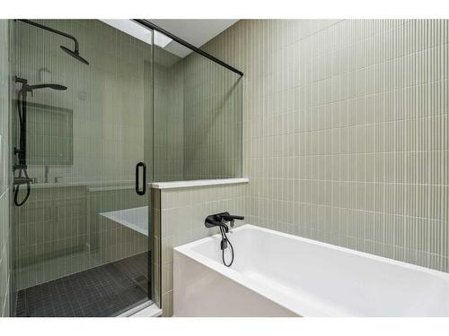 438 28 Avenue Nw, Calgary, AB - Indoor Photo Showing Bathroom