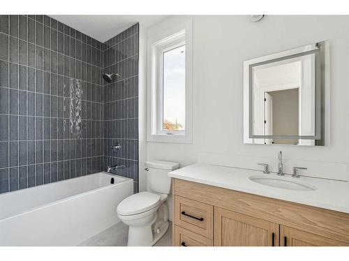 438 28 Avenue Nw, Calgary, AB - Indoor Photo Showing Bathroom