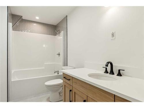 438 28 Avenue Nw, Calgary, AB - Indoor Photo Showing Bathroom