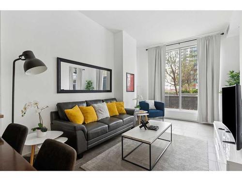 201-211 13 Avenue Se, Calgary, AB - Indoor Photo Showing Living Room