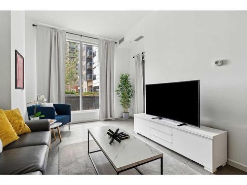 201-211 13 Avenue Se, Calgary, AB - Indoor Photo Showing Living Room