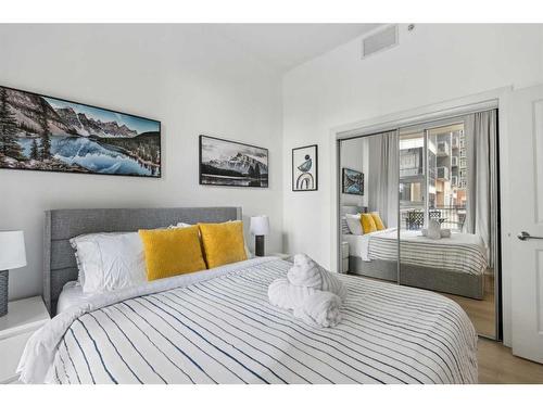 201-211 13 Avenue Se, Calgary, AB - Indoor Photo Showing Bedroom