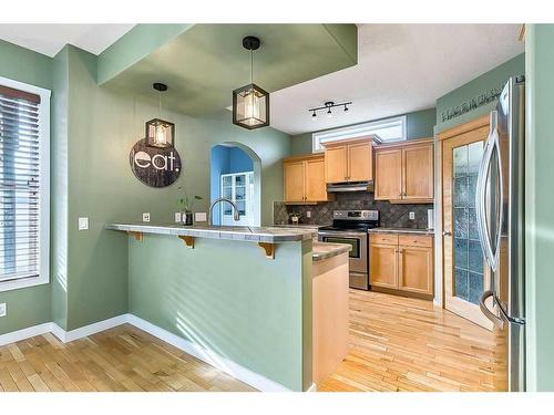 35 Elgin Green Se, Calgary, AB - Indoor Photo Showing Kitchen