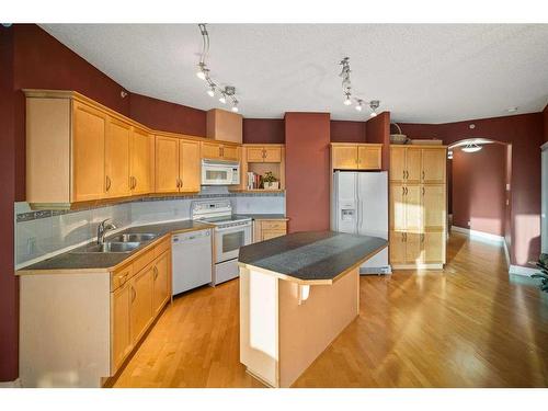 401-4 14 Street Nw, Calgary, AB - Indoor Photo Showing Kitchen With Double Sink