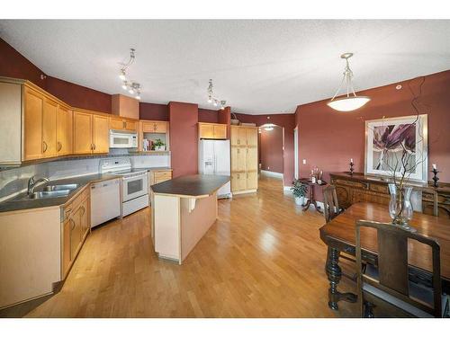 401-4 14 Street Nw, Calgary, AB - Indoor Photo Showing Kitchen With Double Sink