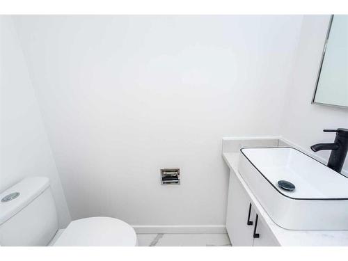 19-11407 Braniff Road Sw, Calgary, AB - Indoor Photo Showing Bathroom