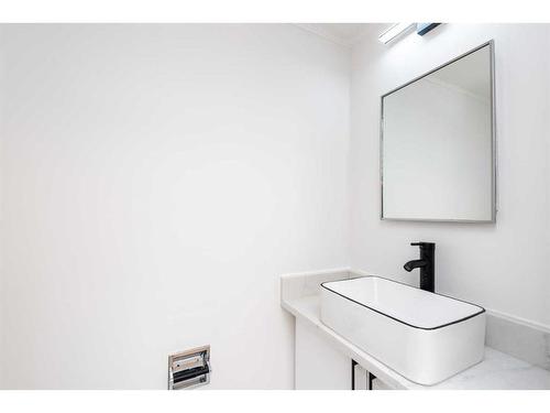 19-11407 Braniff Road Sw, Calgary, AB - Indoor Photo Showing Bathroom