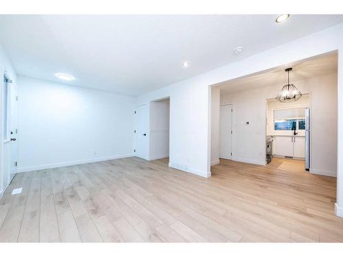 19-11407 Braniff Road Sw, Calgary, AB - Indoor Photo Showing Living Room With Fireplace