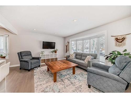 103 Windermere Road Sw, Calgary, AB - Indoor Photo Showing Living Room