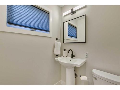 2203 Lancing Avenue Sw, Calgary, AB - Indoor Photo Showing Bathroom